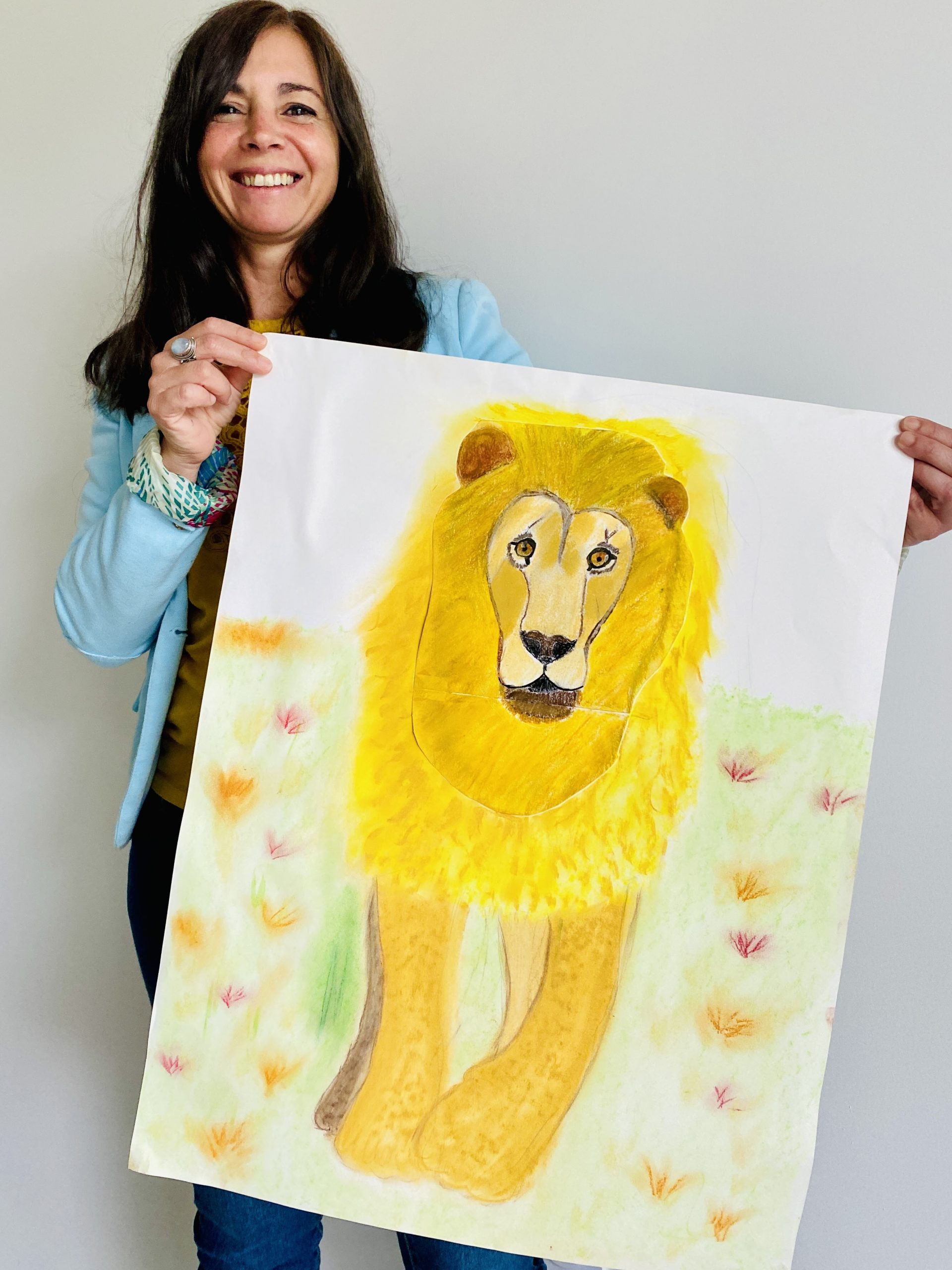 Anne tient un dessin de lion